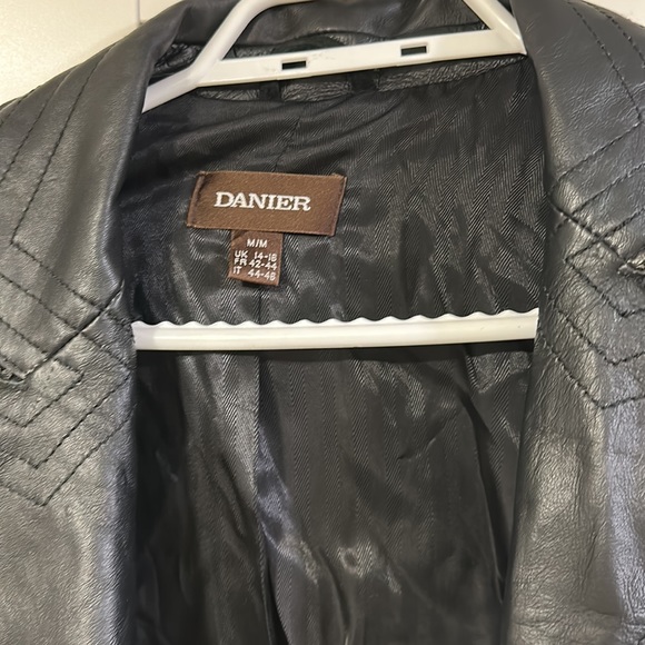 Danier Trench Coat perfect condition medium - Picture 2 of 5
